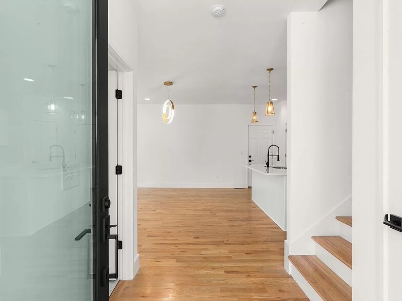 Building Photo - 2409 Booker St