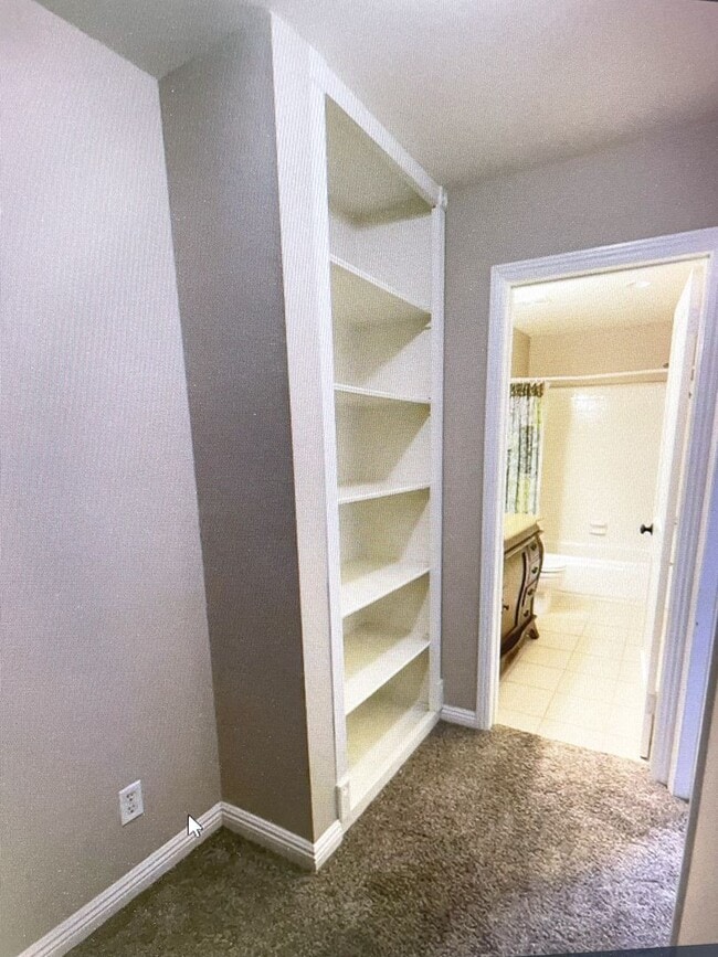 Building Photo - Updated 2 bedroom split level townhome