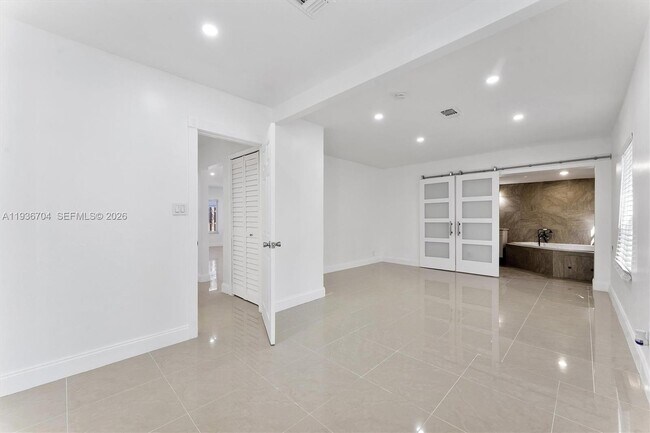 Building Photo - 300 SW 11th Ct