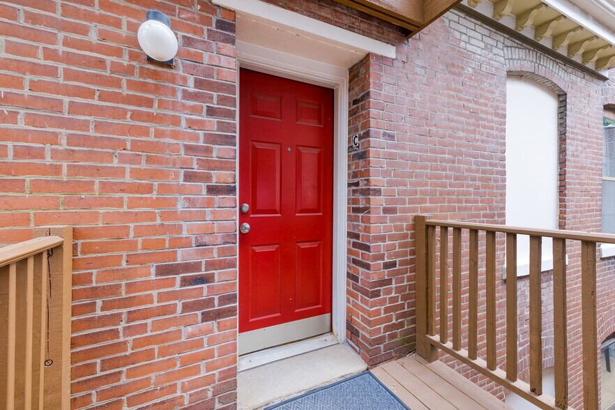 Front Entrance - 5236 Waterman Blvd