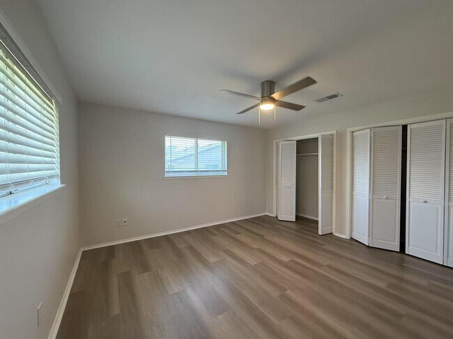Building Photo - 1106 Oakwood Dr