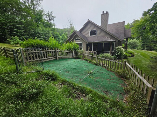 Building Photo - Luxurious 3-Bedroom Home in Poughquag, NY