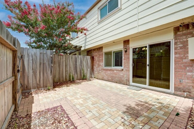 Building Photo - 3 BD / 2.5 BR Townhome in Memorial Club co...