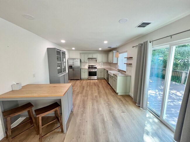 Building Photo - Beautiful 4BD and 2.5BA home in South Aust...