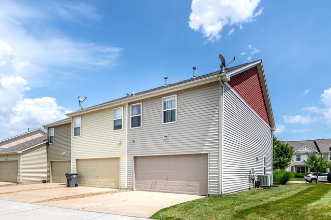 Building Photo - Gorgeous Updated 3 Bed 2.5 Bath Home w/2 C...
