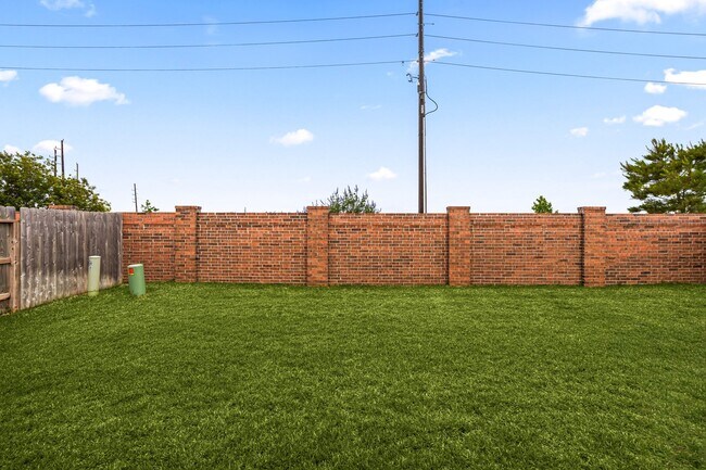 Building Photo - 8711 Hbr Pnes Dr