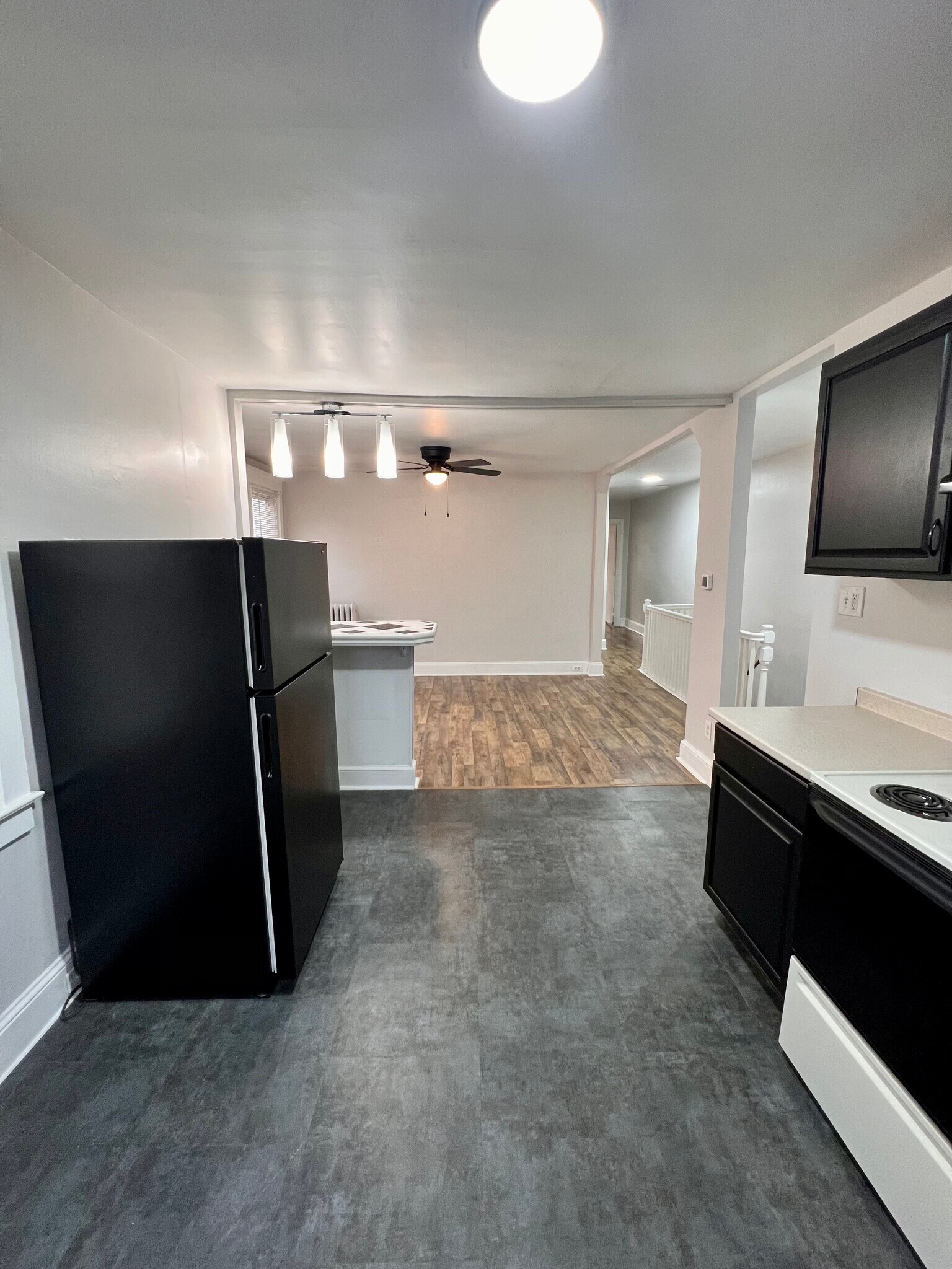 Building Photo - 340 E Broadway Ave