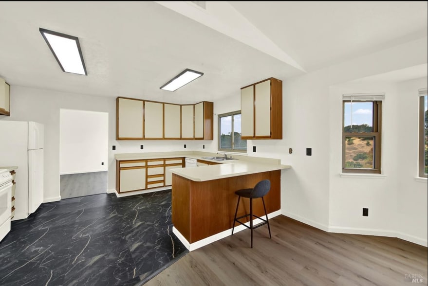 Building Photo - 143 Creekview Dr