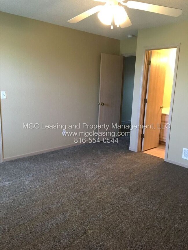 Building Photo - Charming Townhome in Harrisonville, MO!