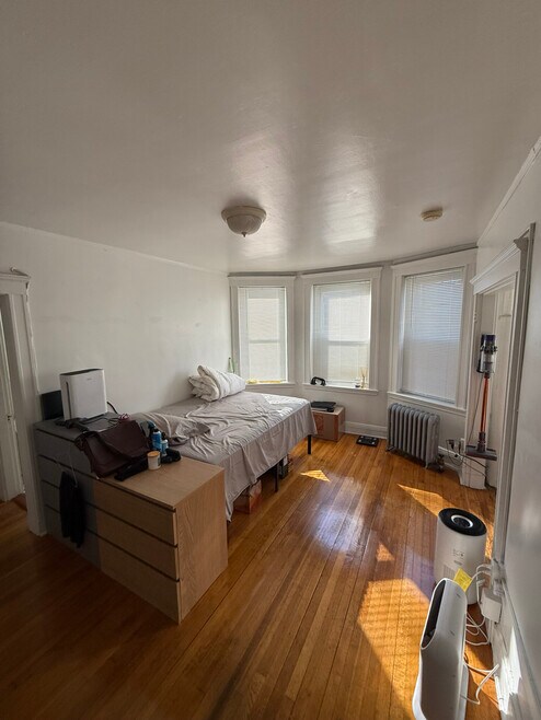 Building Photo - 121 Park Dr