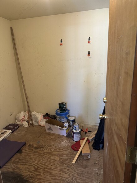 Storage room 8' X 8' - 407 Crocker St
