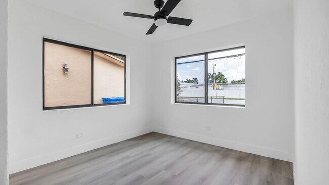 Building Photo - 5015 SW 25th St