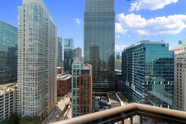 Building Photo - 400 N La Salle Dr
