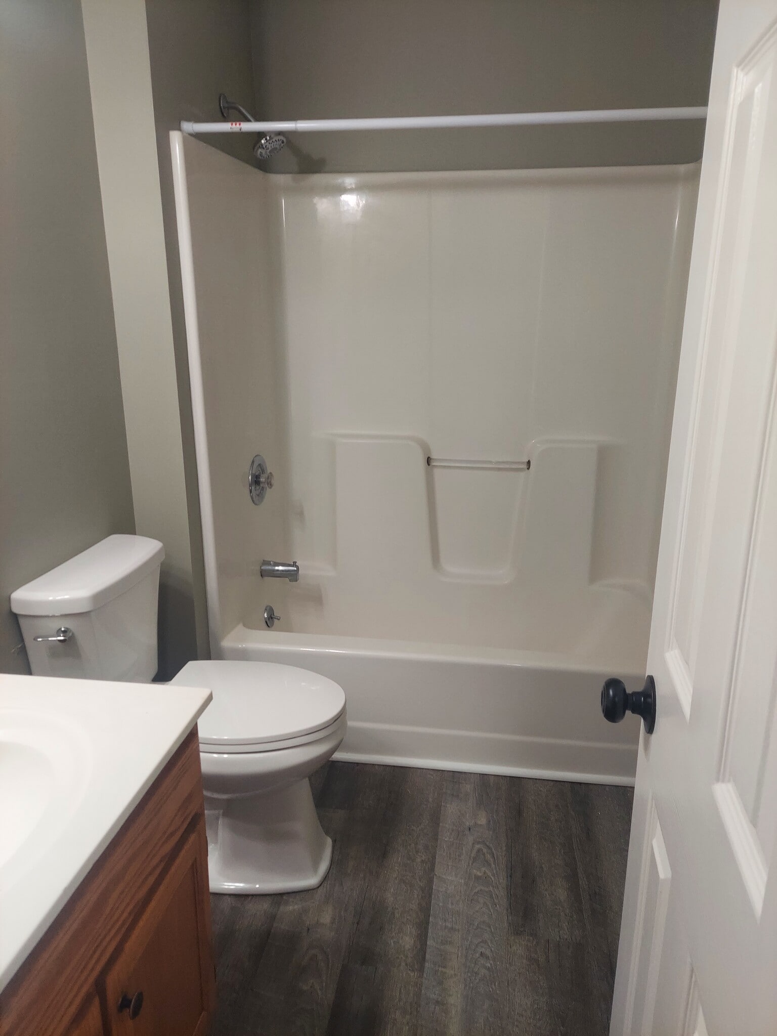Full bath - 108 Bell St