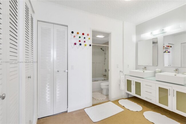 Building Photo - 3701 N Country Club Dr