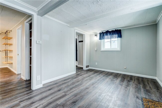 Building Photo - 1070 Gravel Rd