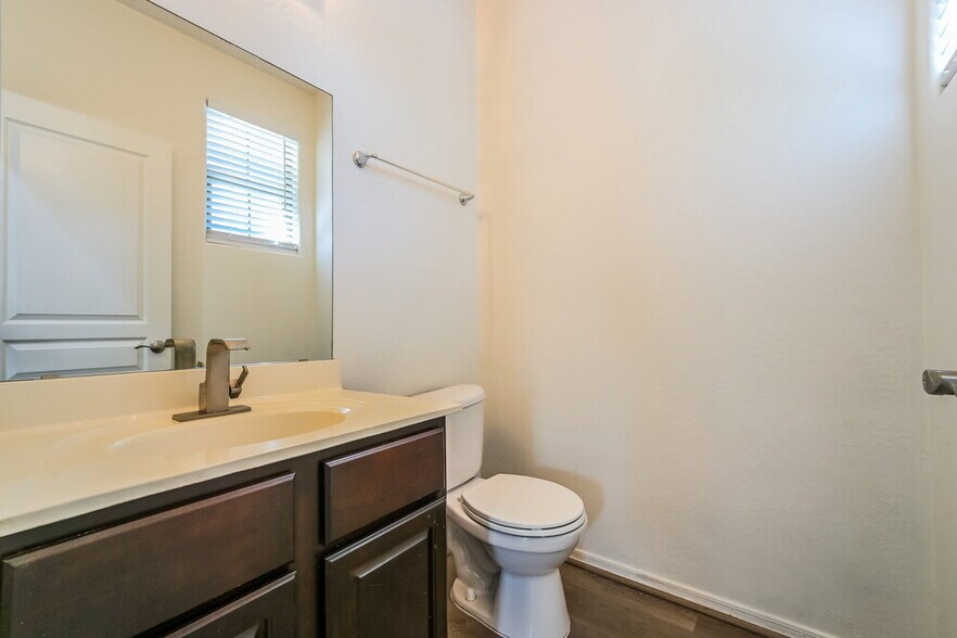 Building Photo - 7032 S 7th Ln