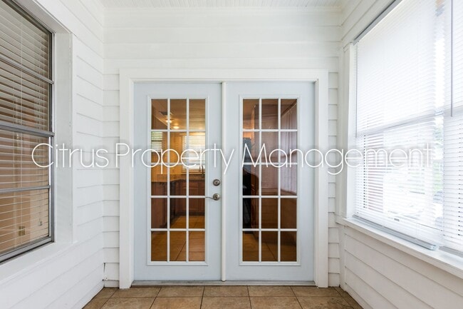 Building Photo - Charming Duplex in Mills 50 District