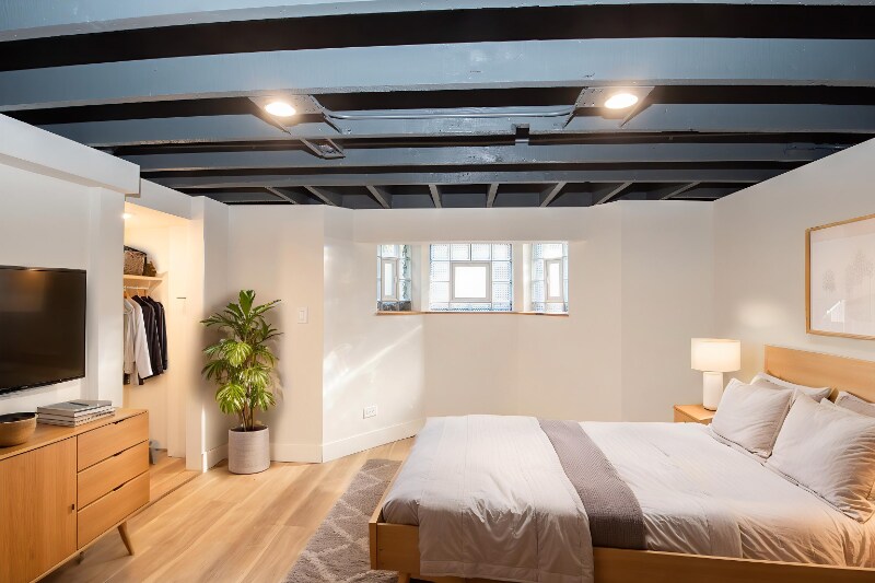 Building Photo - 2176 N Maplewood Ave