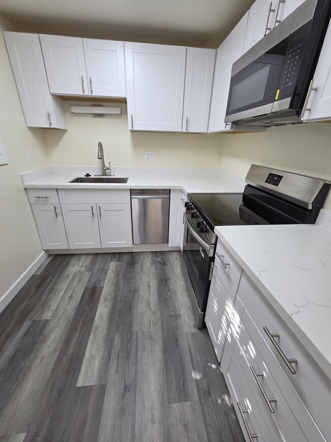 Building Photo - 2105 10th Ave W