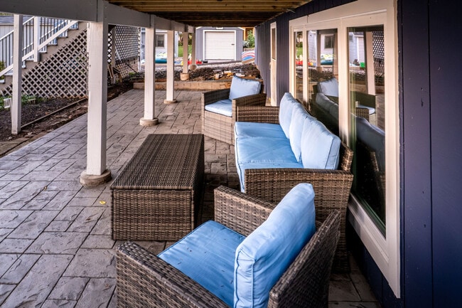 Building Photo - 184 Grand Ave