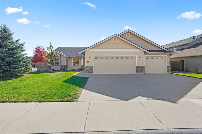 Building Photo - 9541 W Silverbirch St