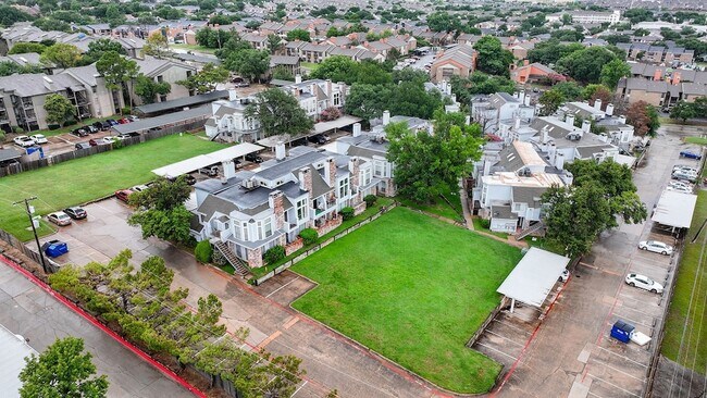 Building Photo - 3420 Country Club Dr W