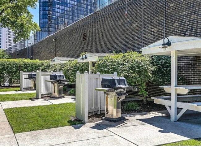 Building Photo - 5455 N Sheridan Rd