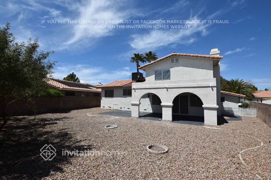 Building Photo - 7517 W Gilmore Ave