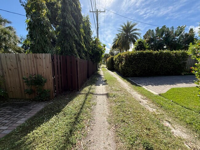 Building Photo - 1219 N Lakeside Dr