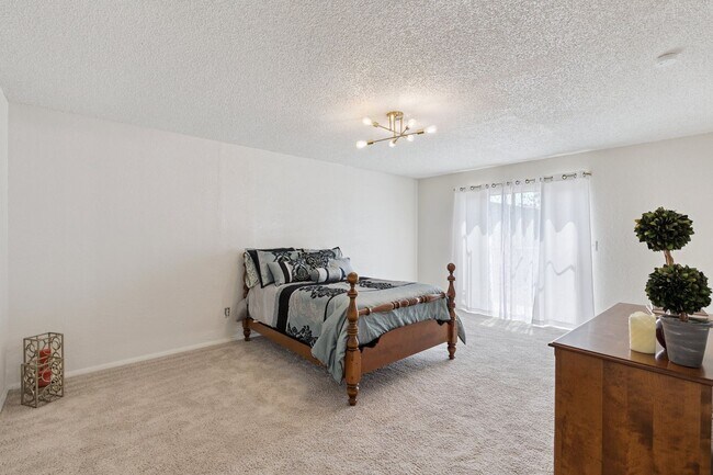 Building Photo - 2400 Sq Ft Condo for Rent Near Shopping