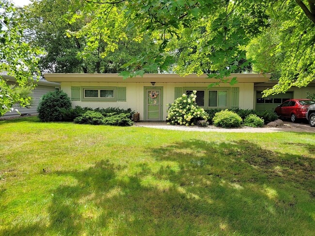 Building Photo - 724 Wisconsin St