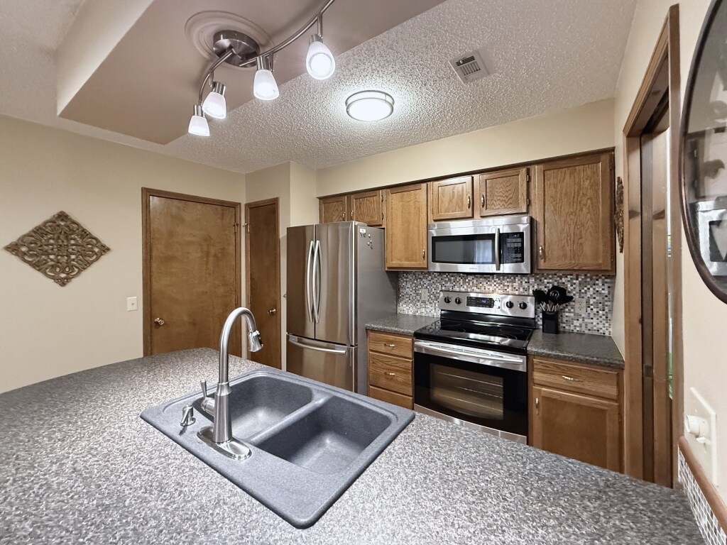 Building Photo - 1516 Meadowhill Dr