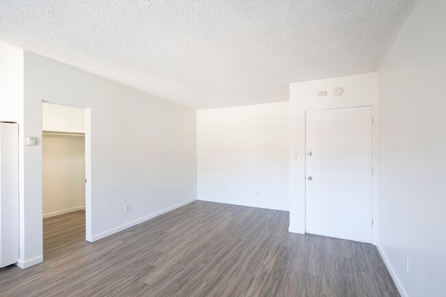 Building Photo - Large Studio in Mission Hills + Parking an...