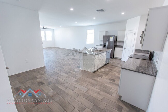 Building Photo - 1330 W Hess Ave