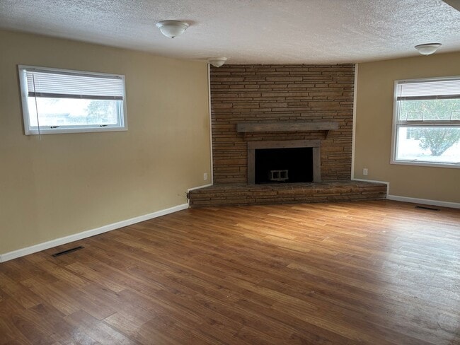 Building Photo - 3 Bedroom House