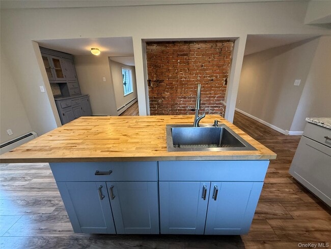Building Photo - 10 Crans Rd