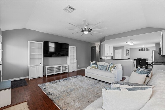 Building Photo - 10819 Redwood Dr