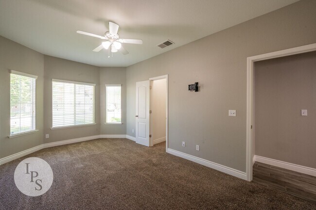 Building Photo - North West Fresno Modern/Updated Home, 3BR/2BA, Built 2004 - Lots of Amenities!