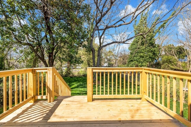 Building Photo - CHARMING 3 BEDROOM BUNGALOW WITH BONUS ROO...