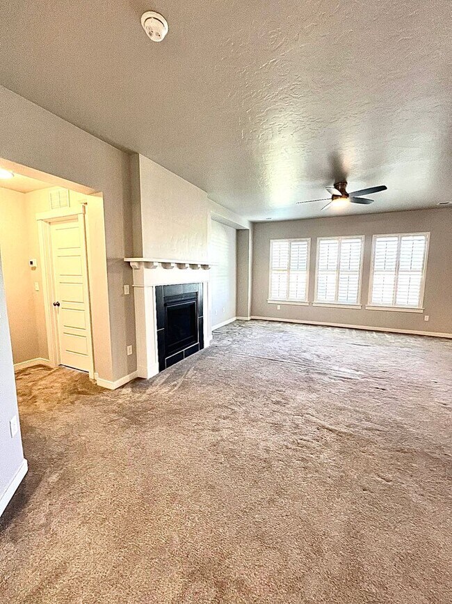 Building Photo - 4 Bedroom 2 bath 3 Car Garage Single Level Meridian.