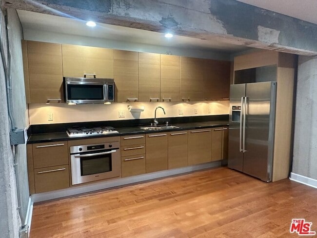 Building Photo - 416 S Spring St