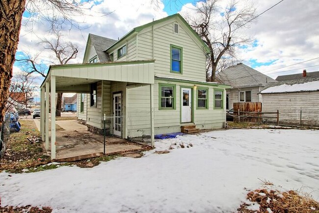 Building Photo - 5 Bed 2 Bath Home Close to Downtown GJ!