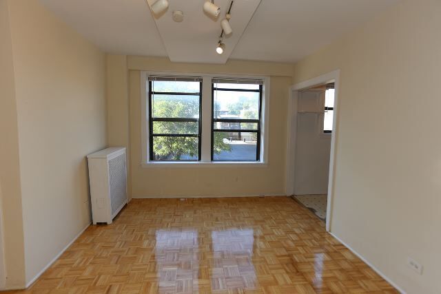 Building Photo - 629 W Belmont Ave