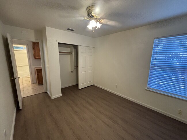 Building Photo - Charming 3 Bed / 2 Bath Home on a Quiet Cul-de-Sac with Spacious Backyard!