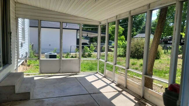 Building Photo - 2307 S Broadview St