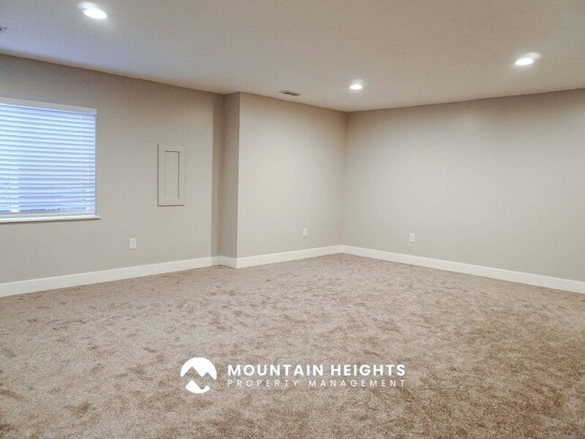 Building Photo - 824 Newfield Dr