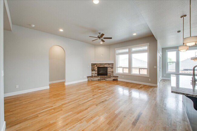 Building Photo - Beautiful Home in Desired Hazelwood Subdiv...