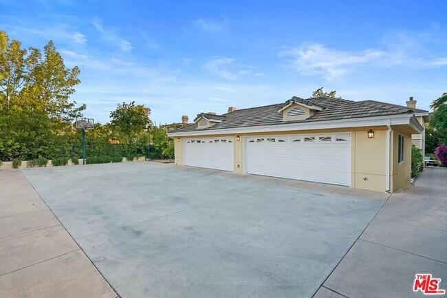 Building Photo - 5086 Avenida Hacienda