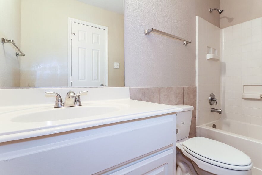 Building Photo - 3020 Meadowbrook Dr